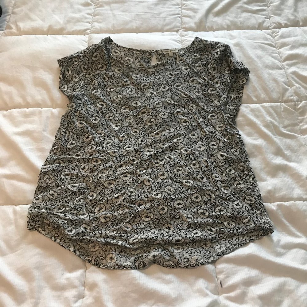 ⭐️3/$25 Anne Carson Floral Black/White Short Cap Sleeve Top